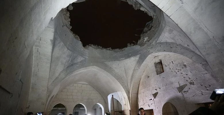 Πύραυλος που εκτόξευσαν Κούρδοι της Συρίας χτύπησε τζαμί στην Τουρκία – Τρέχουν να σωθούν οι πιστοί του Σουλτάνου Ερντογάν (βίντεο)